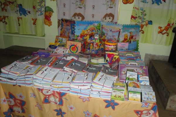 توزيع الكتب المدرسية على تلاميذ مدرسة ابن بسام الابتدائية بالدار البيضاء